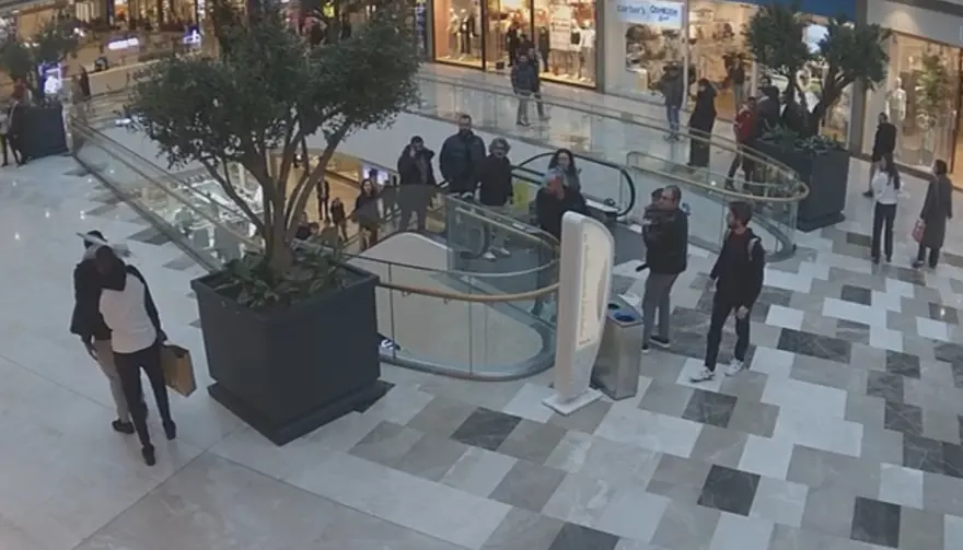 Avmde Buyuk Panik Yildiz Futbolcuya Silah Cekti 2