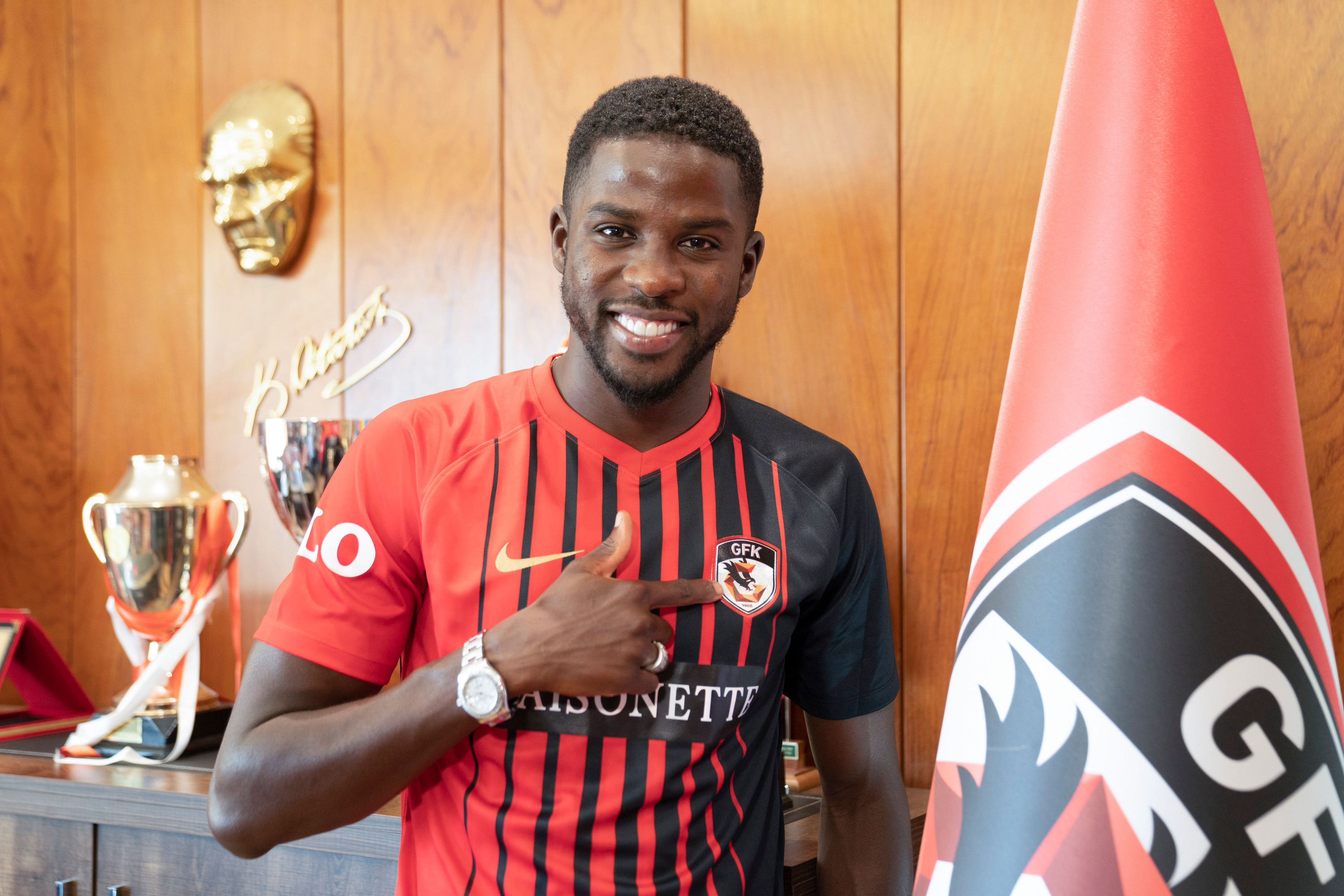 Avmde Buyuk Panik Yildiz Futbolcuya Silah Cekti 6