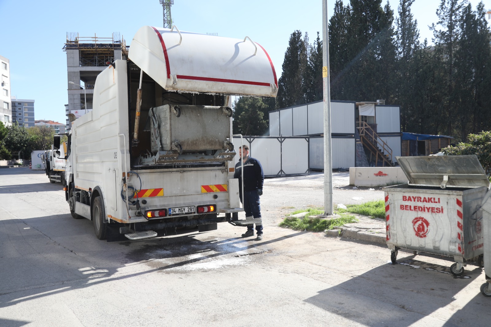 Bayraklida Temizlik Seferberligi Ekipler Tam Kadro Sahada 1