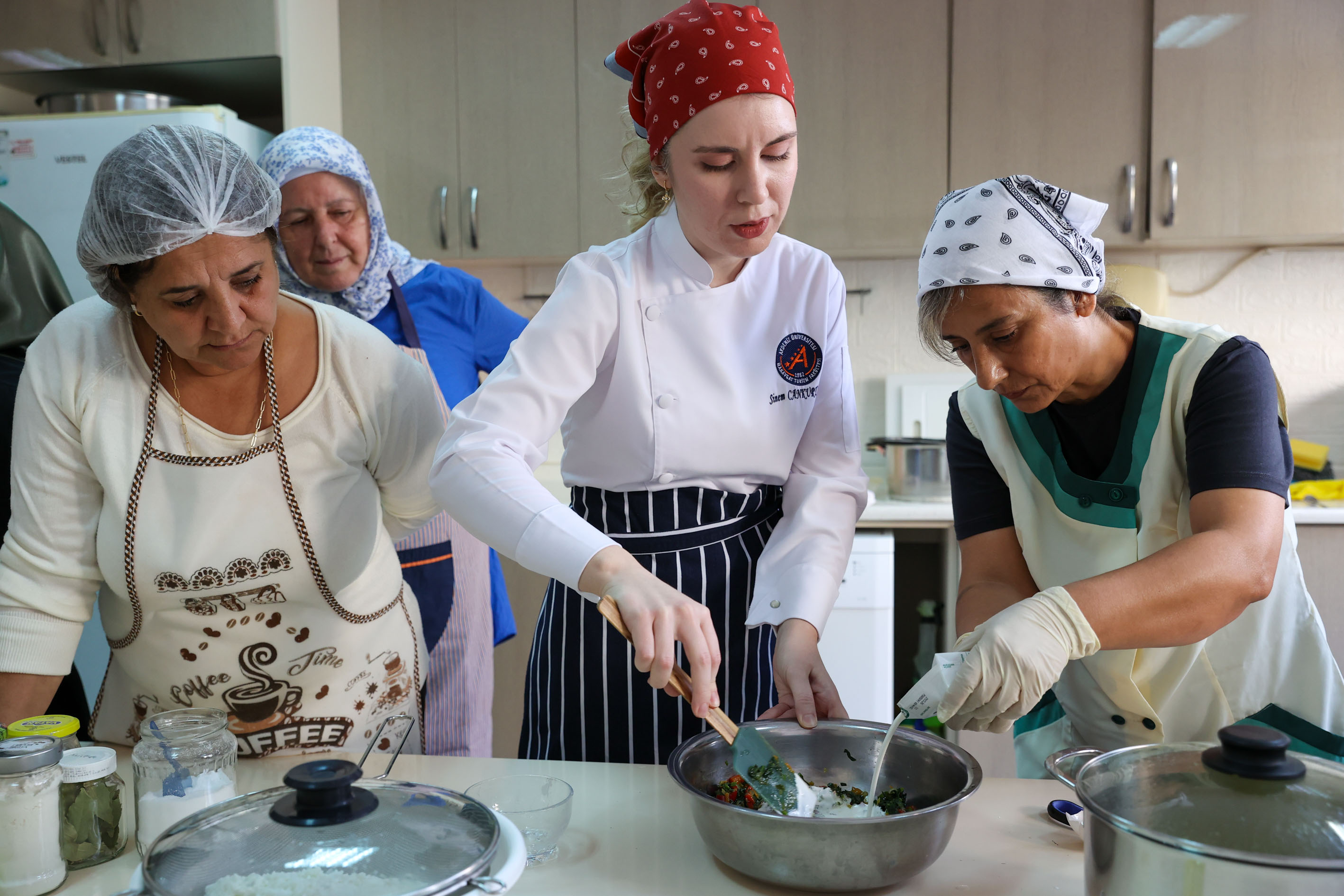 Bucali Kadinlar Evka 1 Semt Evinde Dunya Mutfagiyla Bulusuyor 2