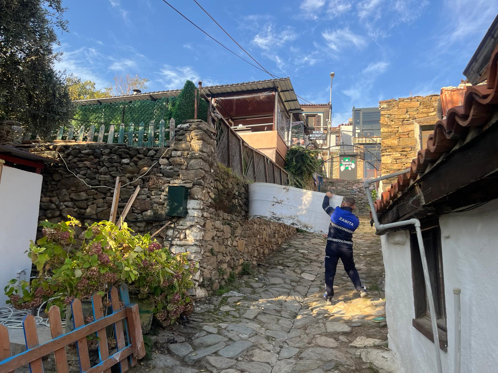 Efes Selçuk’ta Görüntü Ki̇rli̇li̇ği̇ Yaratan Tabelalar Kaldiriliyor (3)