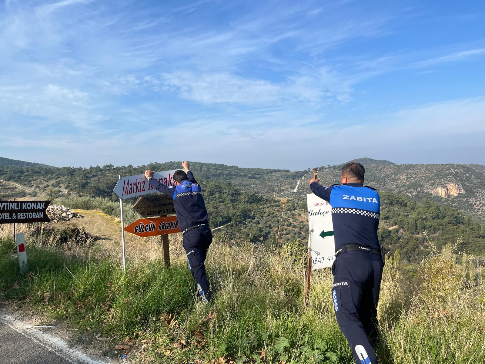 Efes Selçuk’ta Görüntü Ki̇rli̇li̇ği̇ Yaratan Tabelalar Kaldiriliyor (4)