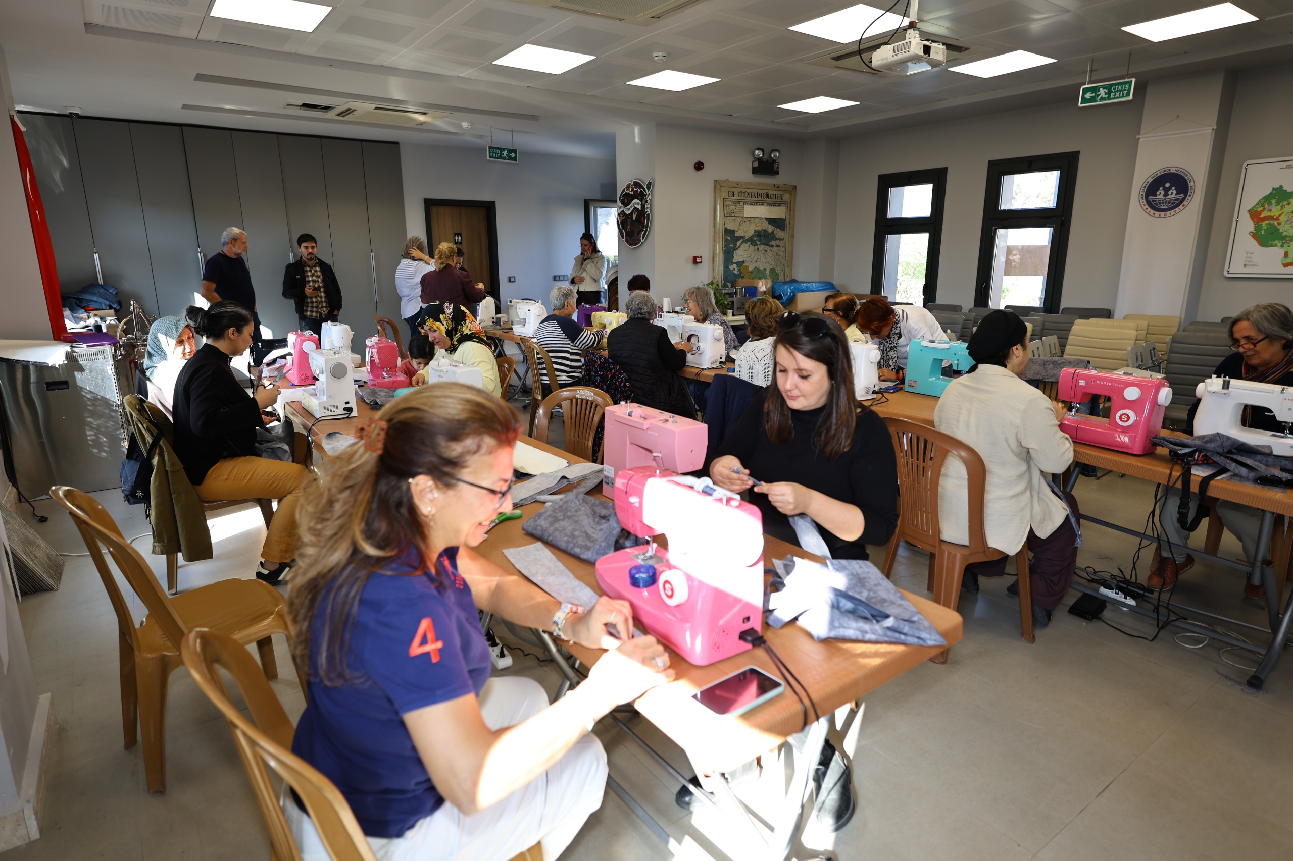 Efes Selcukta Kadinlar Dikis Atolyesinde Bulustu 2