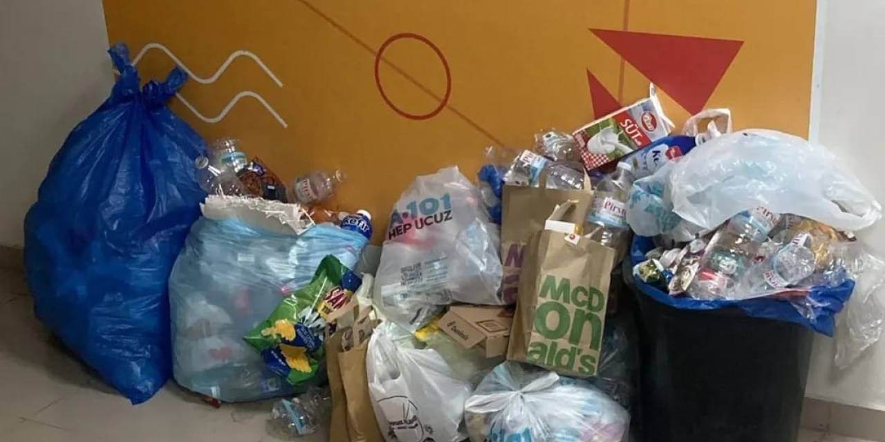 Ege Universitesi Kyk Yurtlarinda Cop Krizi Gunlerdir Toplanmiyor 2