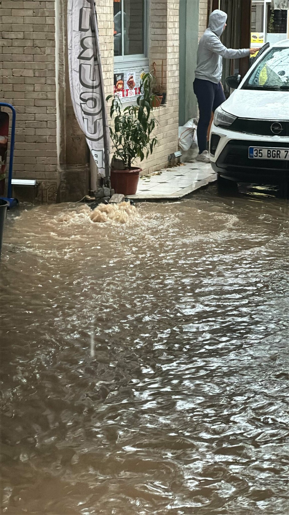 Focayi Yine Saganak Vurdu Sokaklar Gole Dondu 3