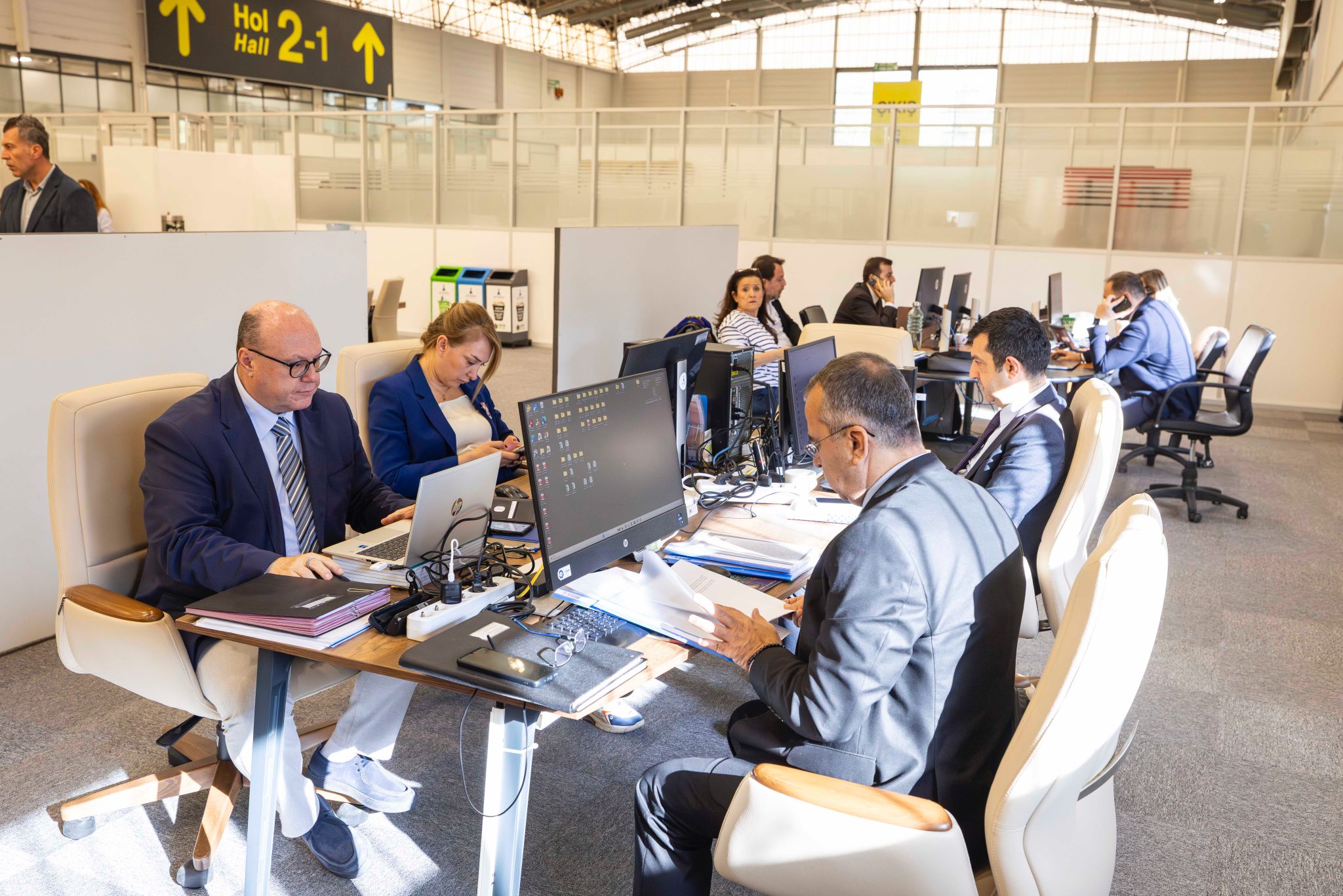 Gunun Belli Saatlerinde Baskan Ve Burokratlar Ayni Salonda Izmir Buyuksehirin Acik Ofis Modeli Devrede 2