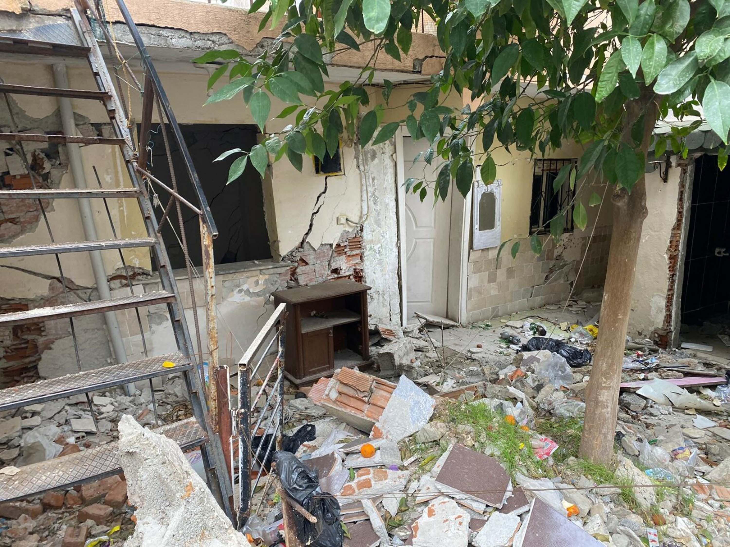 I Z M I R D E E V L E R I N D E C A T L A K L A R O L U S A N M A H A 1022701 303467