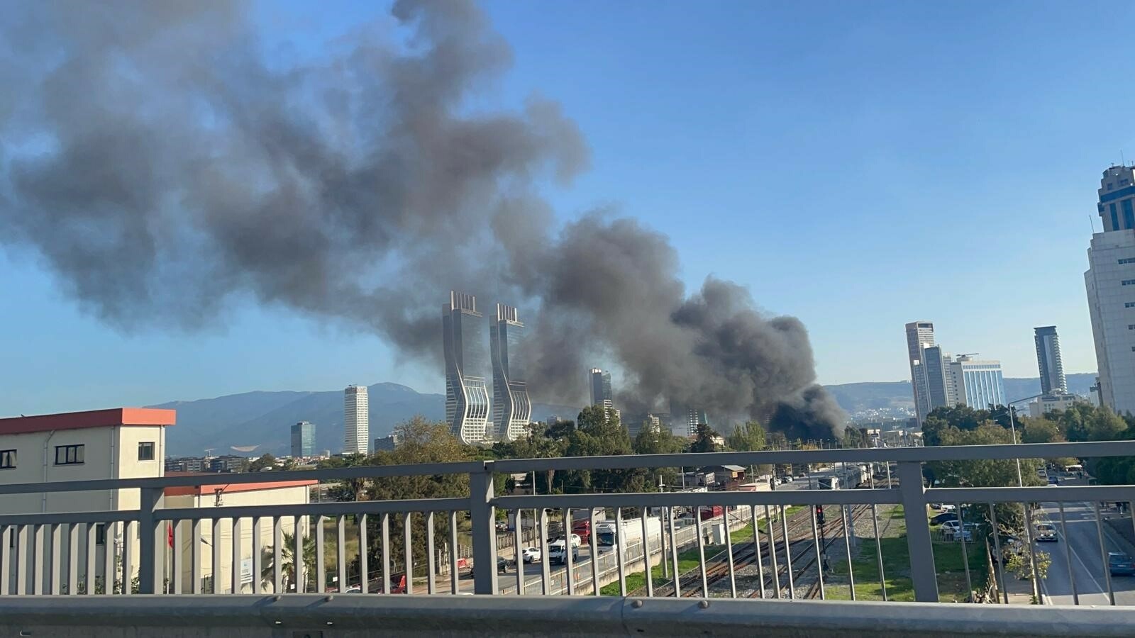 Izmirde Santiyede Korkutan Yangin Alevler Iki Otomobile Sicradi 2