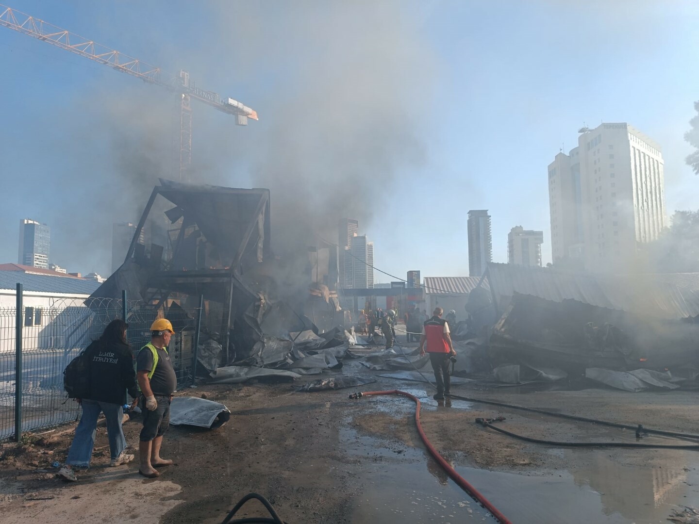 Izmirde Santiyede Korkutan Yangin Alevler Iki Otomobile Sicradi 3