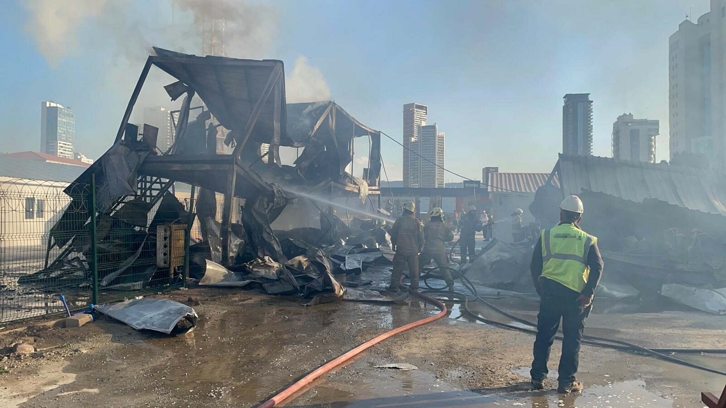 Izmirde Santiyede Korkutan Yangin Alevler Iki Otomobile Sicradi 4