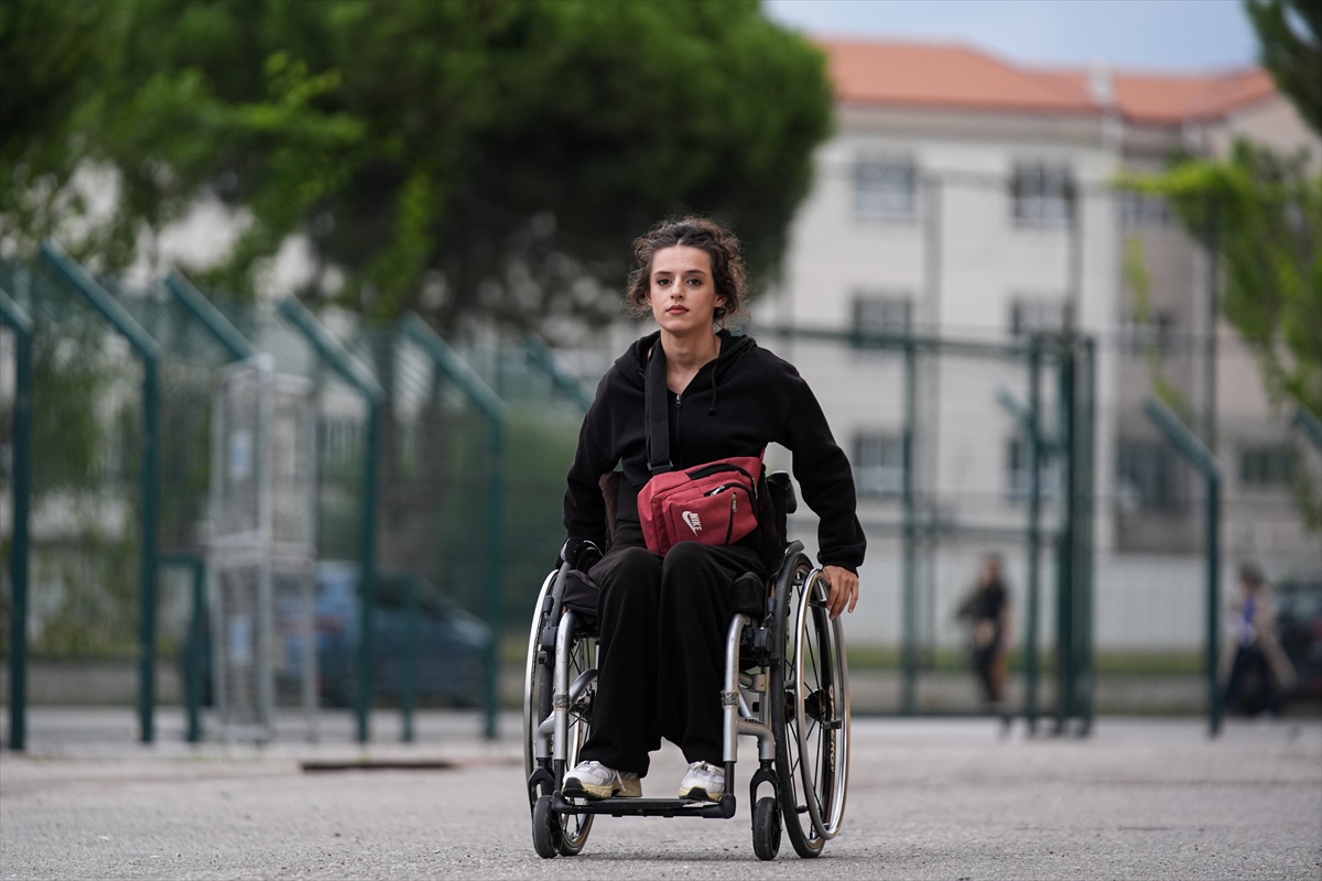 Izmirli Aysey Engelleri Aticilikla Asiyor 2