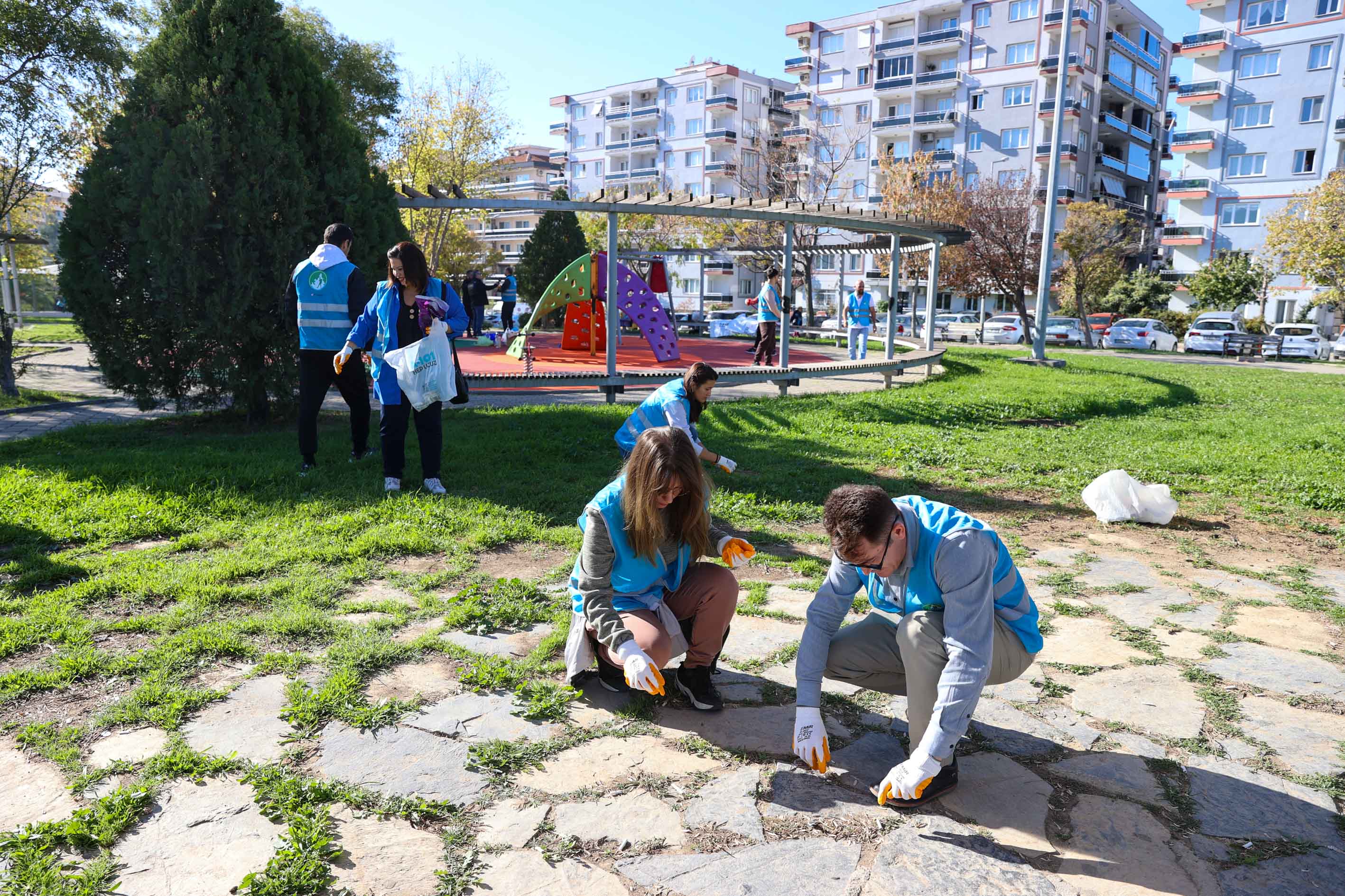 İzmirli Gönüllüler El Ele Vererek Doğa Için Temizlediler2