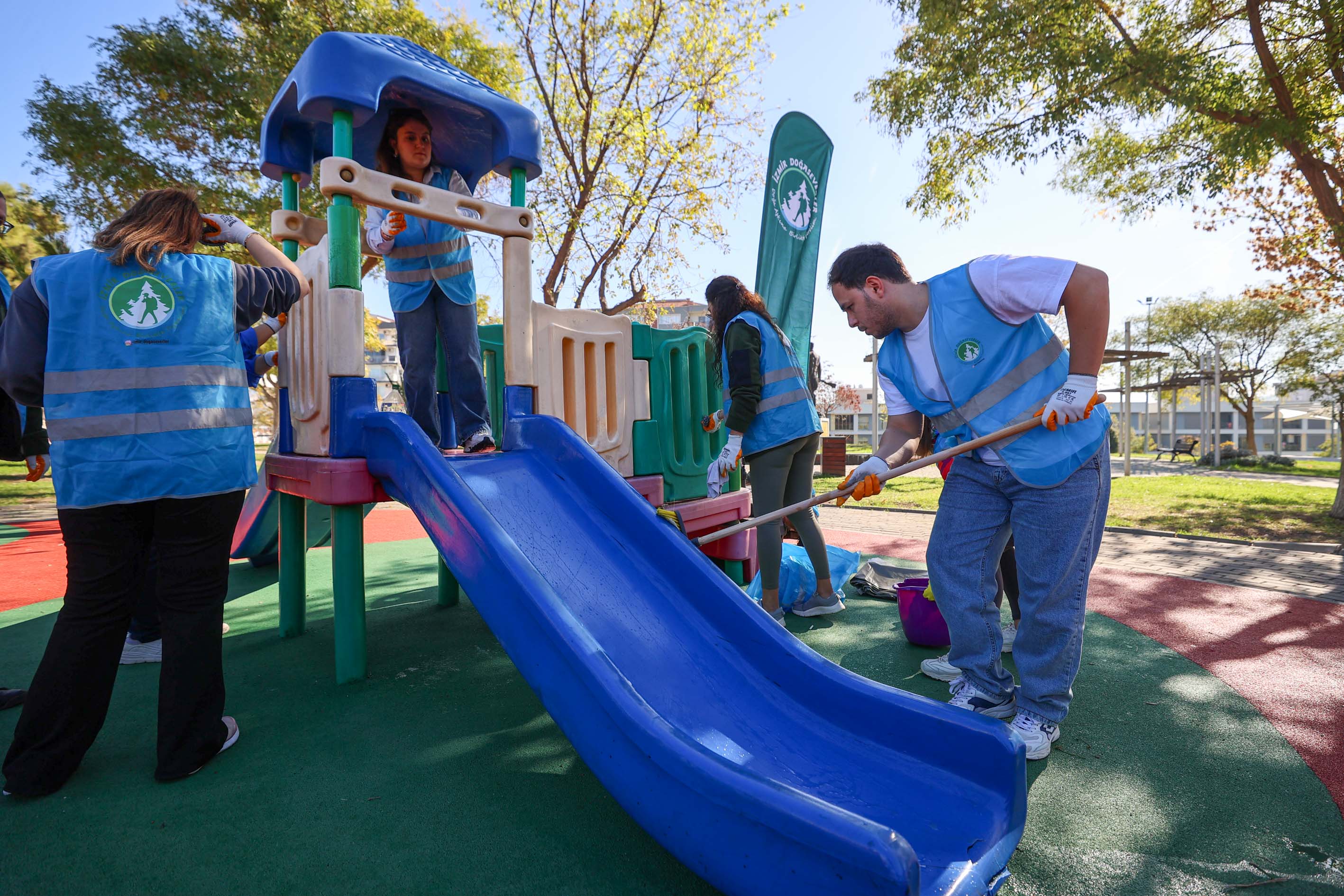 İzmirli Gönüllüler El Ele Vererek Doğa Için Temizlediler7