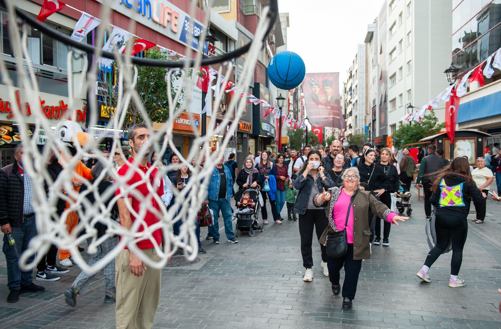 Karsiyaka Carsisinda Renkli Anlar 1