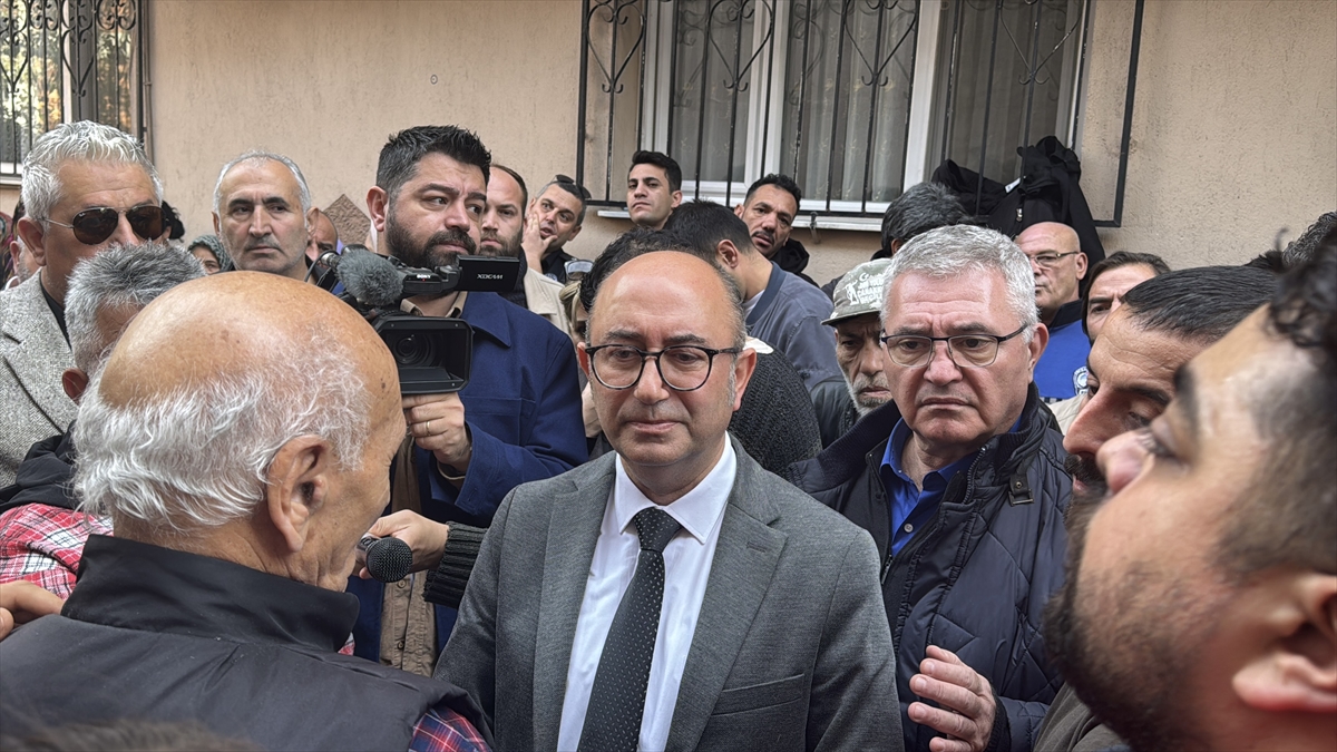 Konakta Yikim Gerginligi Binanin Catisina Cikti 7