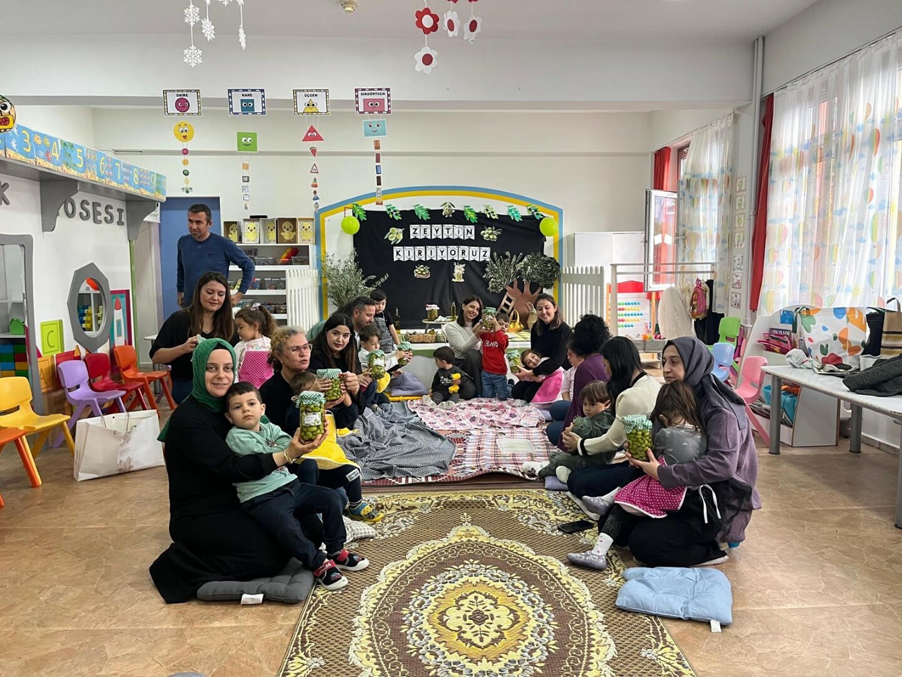 Minikler Aileleriyle Mutfaga Girdi Manti Hamuru Acip Tursu Kurdu 1