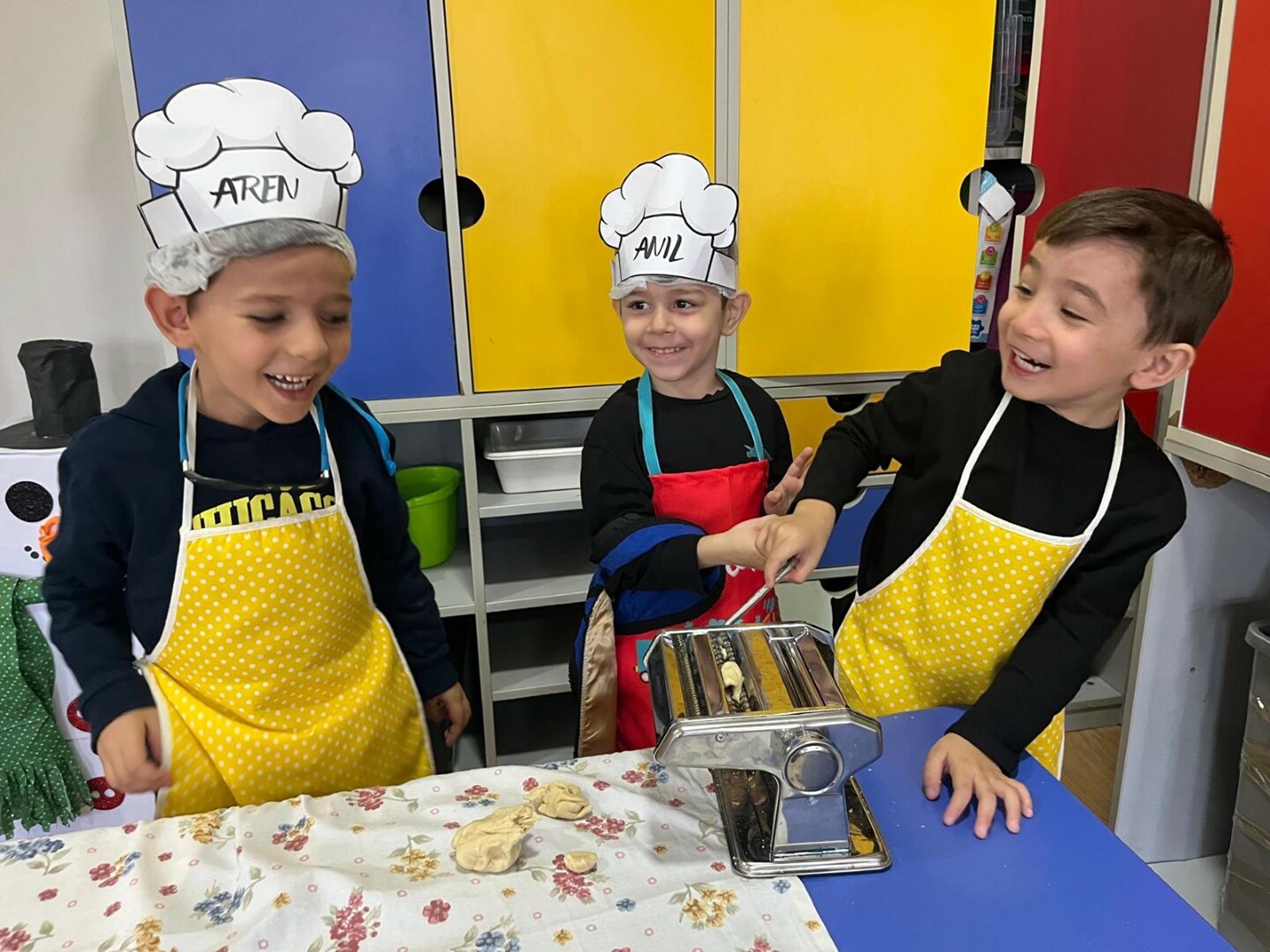 Minikler Aileleriyle Mutfaga Girdi Manti Hamuru Acip Tursu Kurdu 2