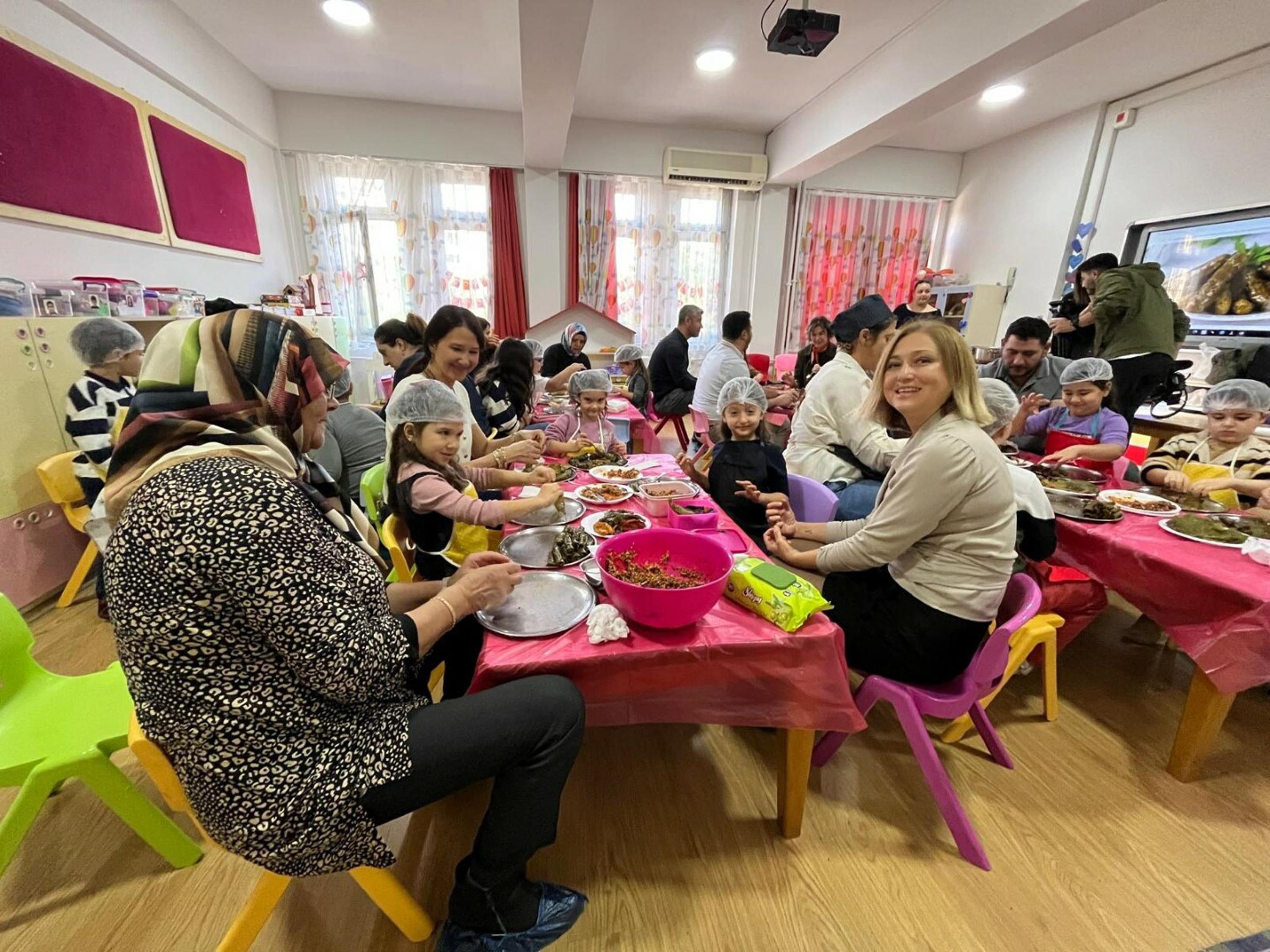 Minikler Aileleriyle Mutfaga Girdi Manti Hamuru Acip Tursu Kurdu 3