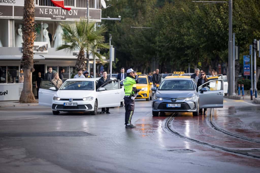 Saatler 0905I Gosterdi Izmirde Hayat Durdu 4