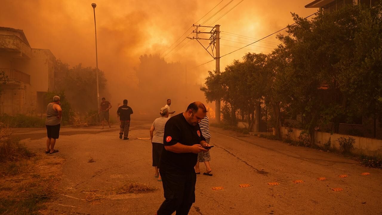 Izmir Yangin Aa 2375206