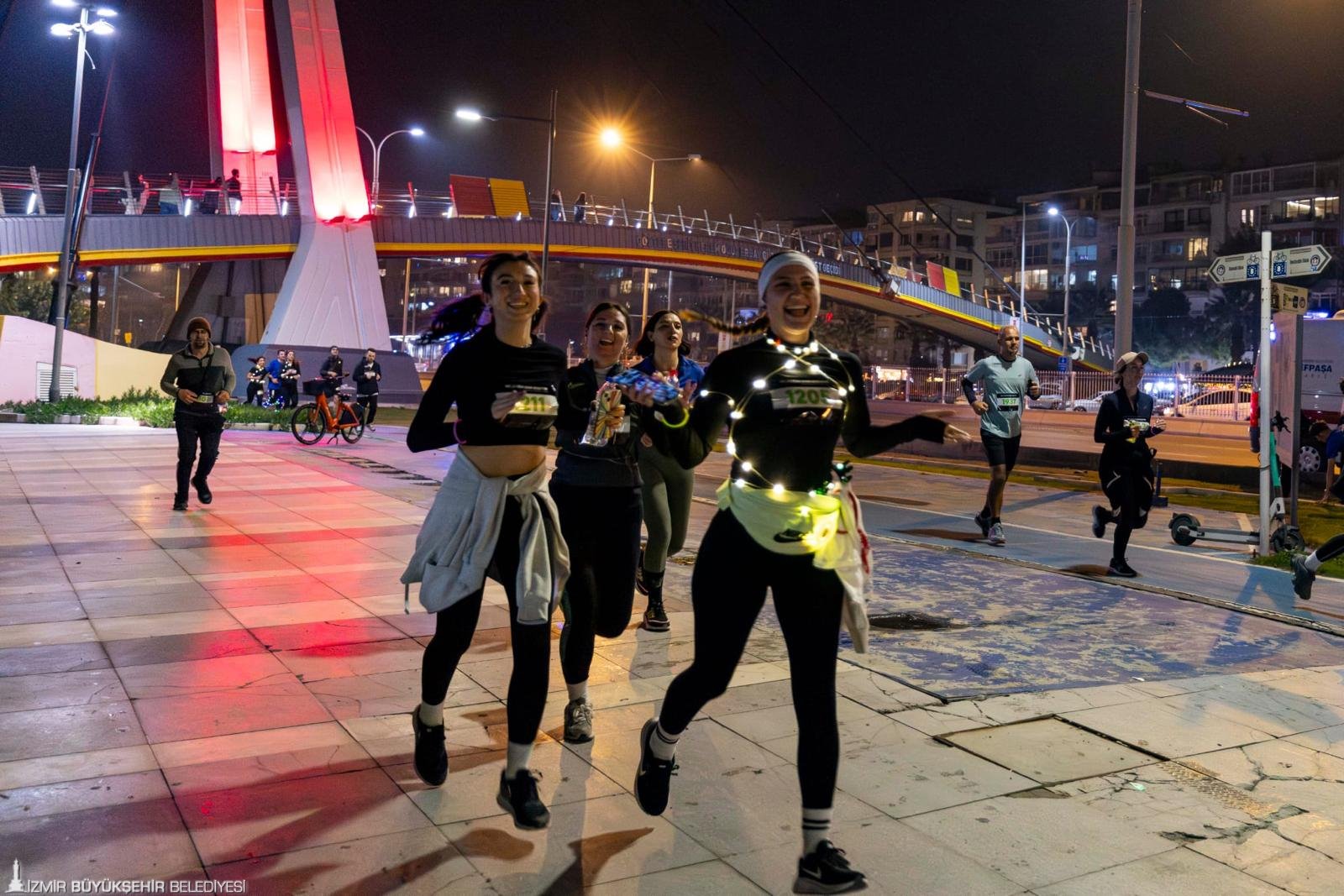 Izmirde Binler En Uzun Gece Icin Kostu Isigini Al Gel 3