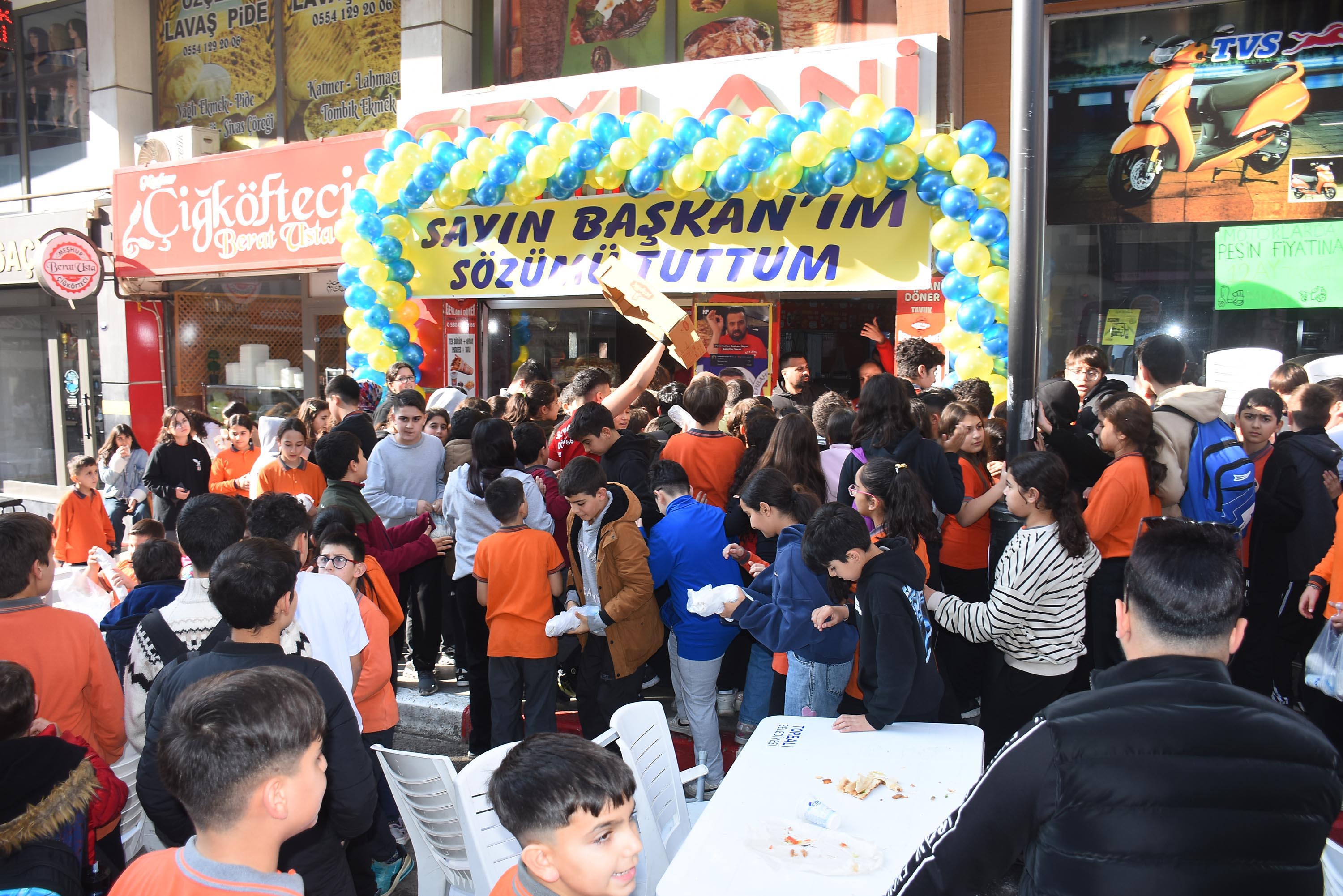 Izmirli Donerci Sadettin Sarana Verdigi Sozu Tuttu Izdiham Yasandi 3