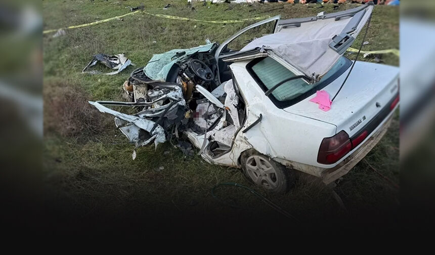 İzmir'de ölümlü kaza Hurdaya dönen araçtan sürücü kurtarılamadı