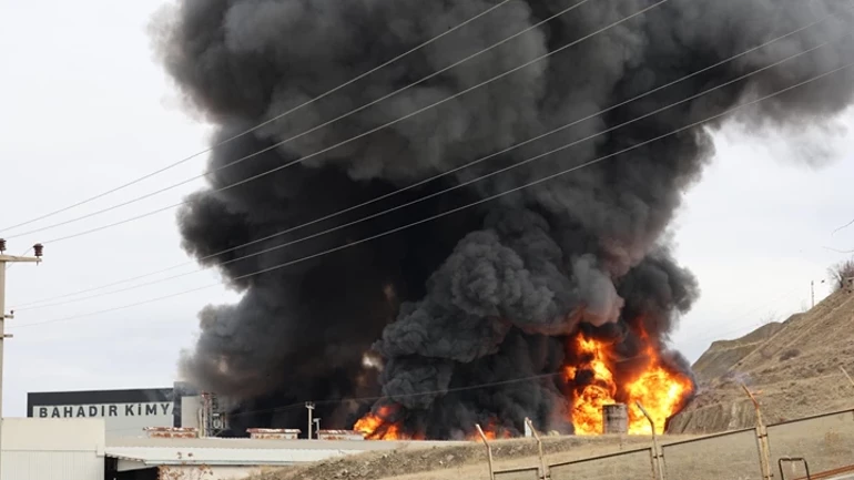 Kimya Fabrikasinda Yangin Patlama Sesleri Duyuluyor 1