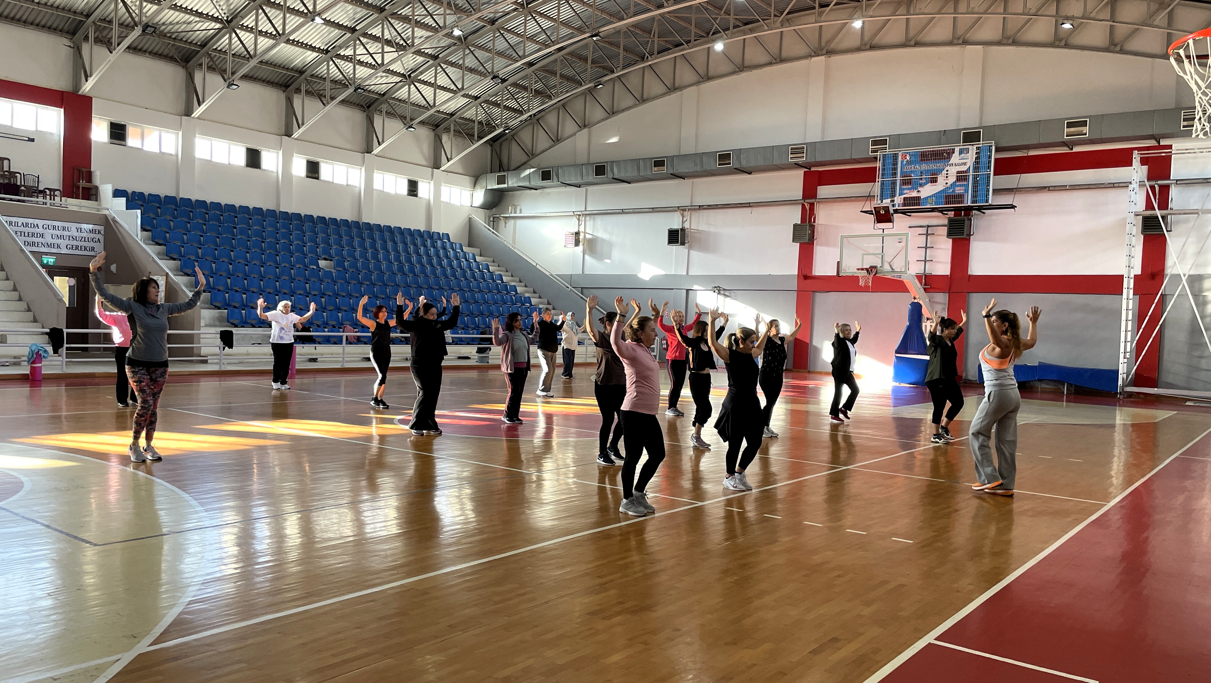 Narlidere’de Kadinlar Güne Sağlikli Ve Enerji̇k Başliyor (2)