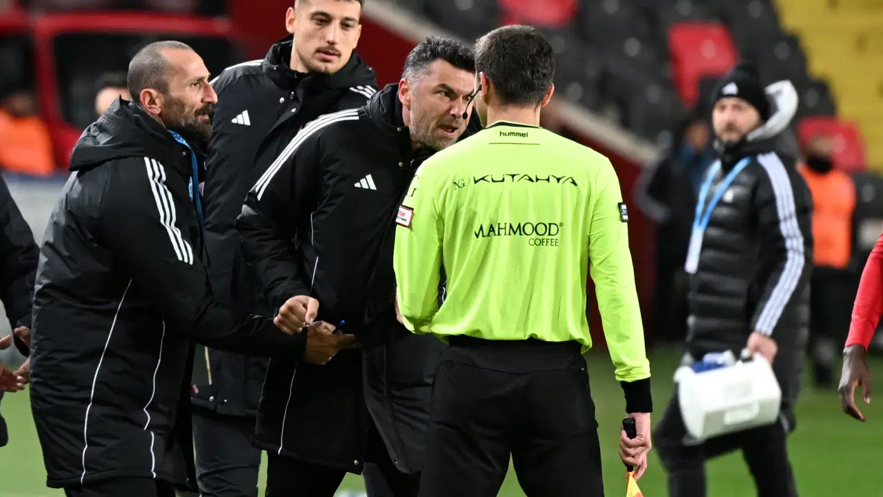 Burak Yilmaz Cilgina Dondu Hakemlerin Uzerine Yurudu 1