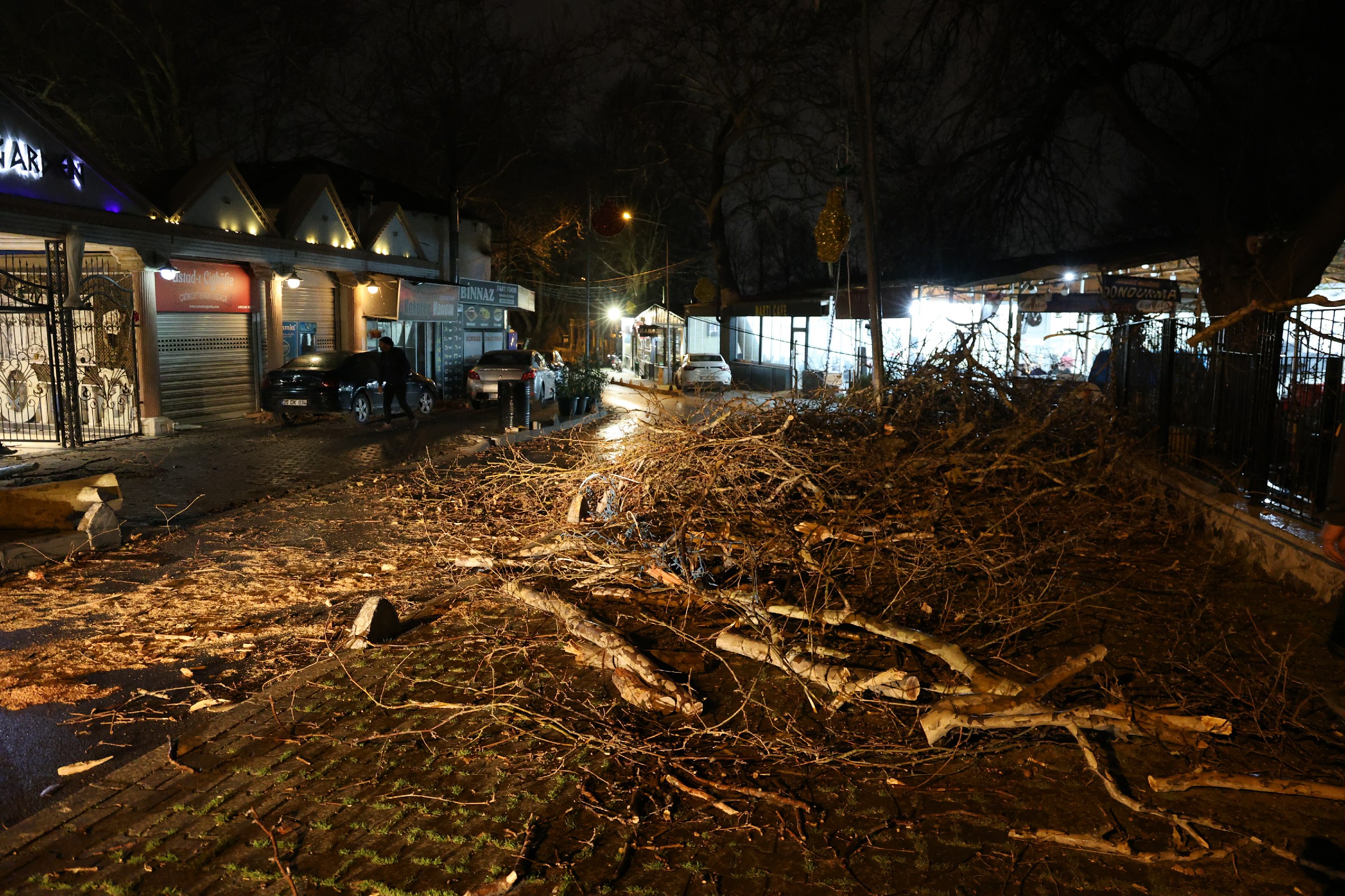 I Z M I R D E S I D D E T L I R U Z G A R O T O M O B I L I N U Z E 1103402 327560~1