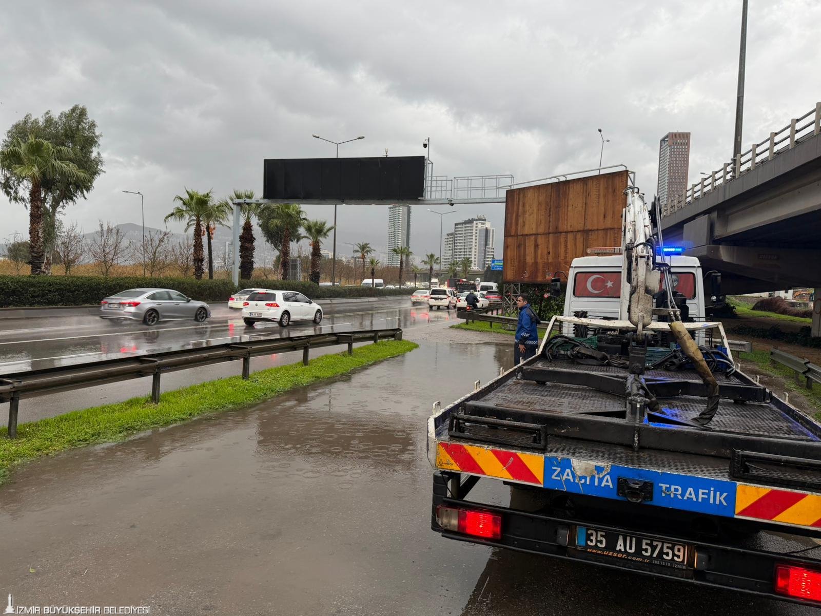 Izmiri Saganak Vurdu Buyuksehir Ekipleri Teyakkuzda 4