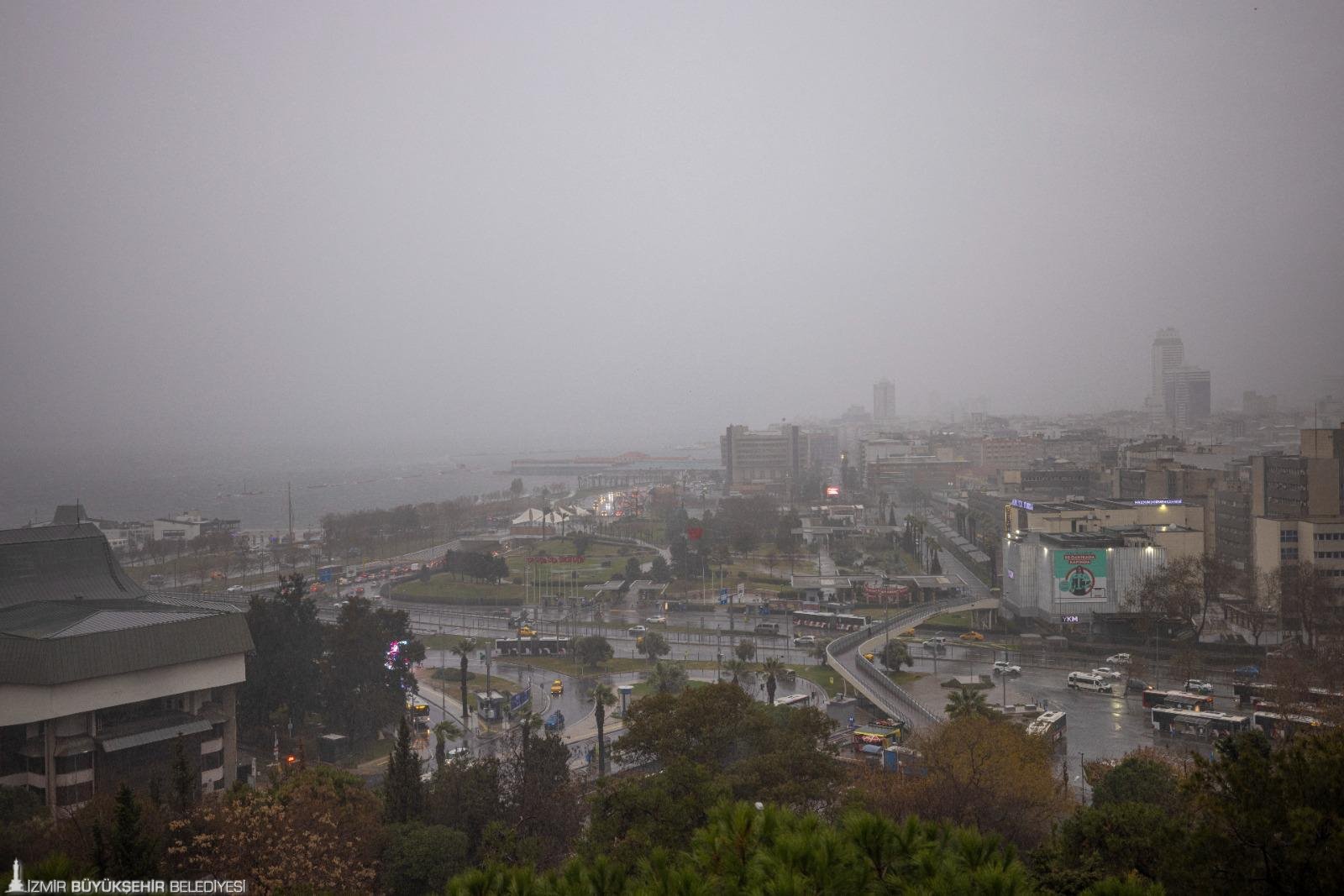 Izmiri Saganak Vurdu Buyuksehir Ekipleri Teyakkuzda 6