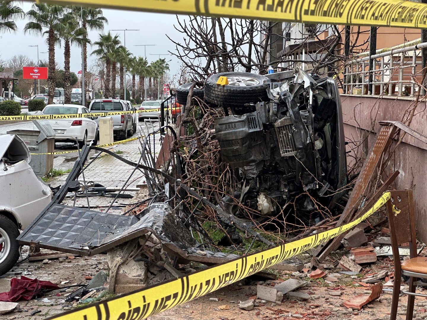 Kamyonetin 2 Araca Carpip Apartmanin Bah 1104997 328012 (1)