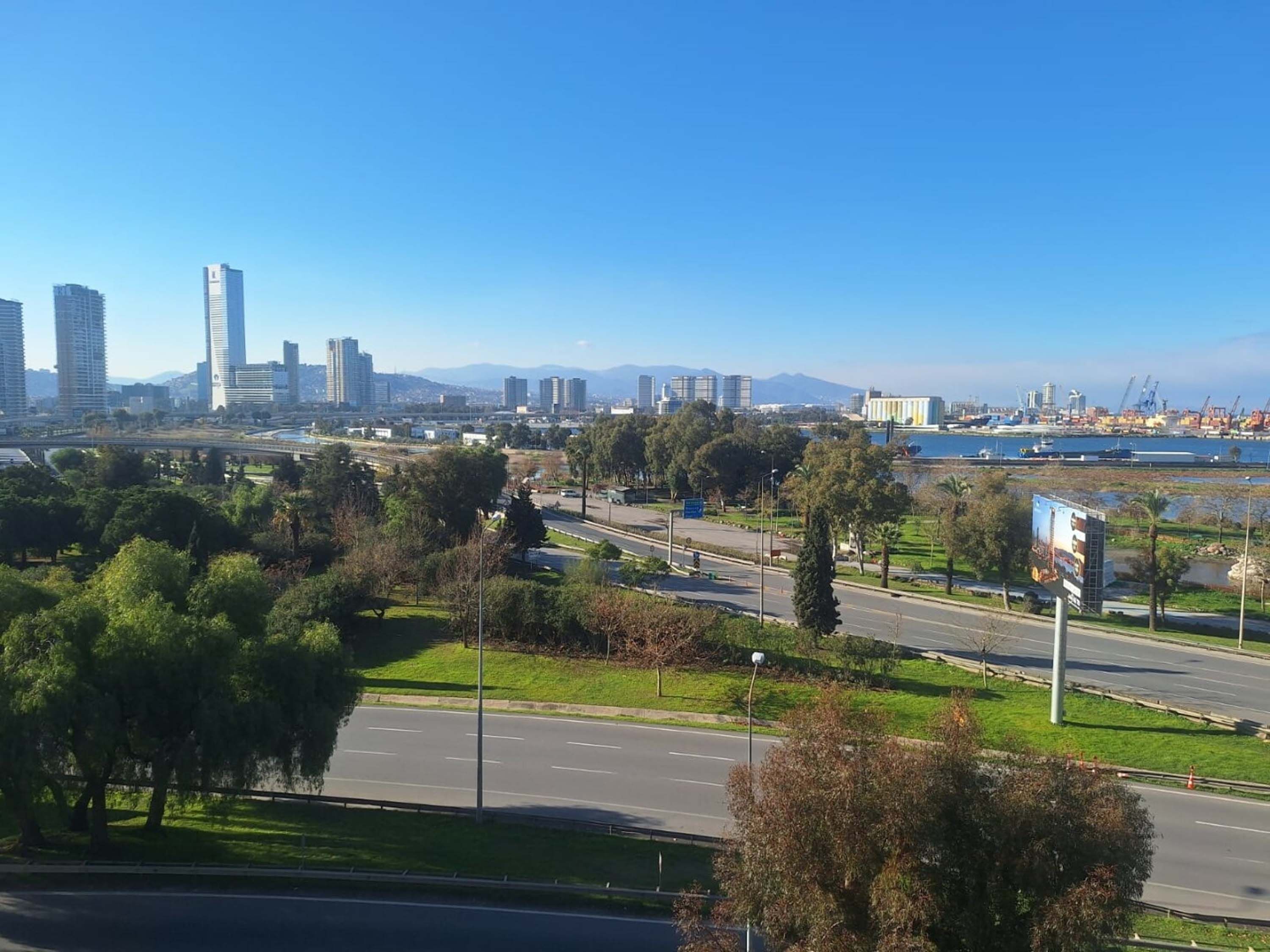 Y E N I Y I L I N I L K G U N U N D E I Z M I R D E S E S S I Z L I 1092077 324178