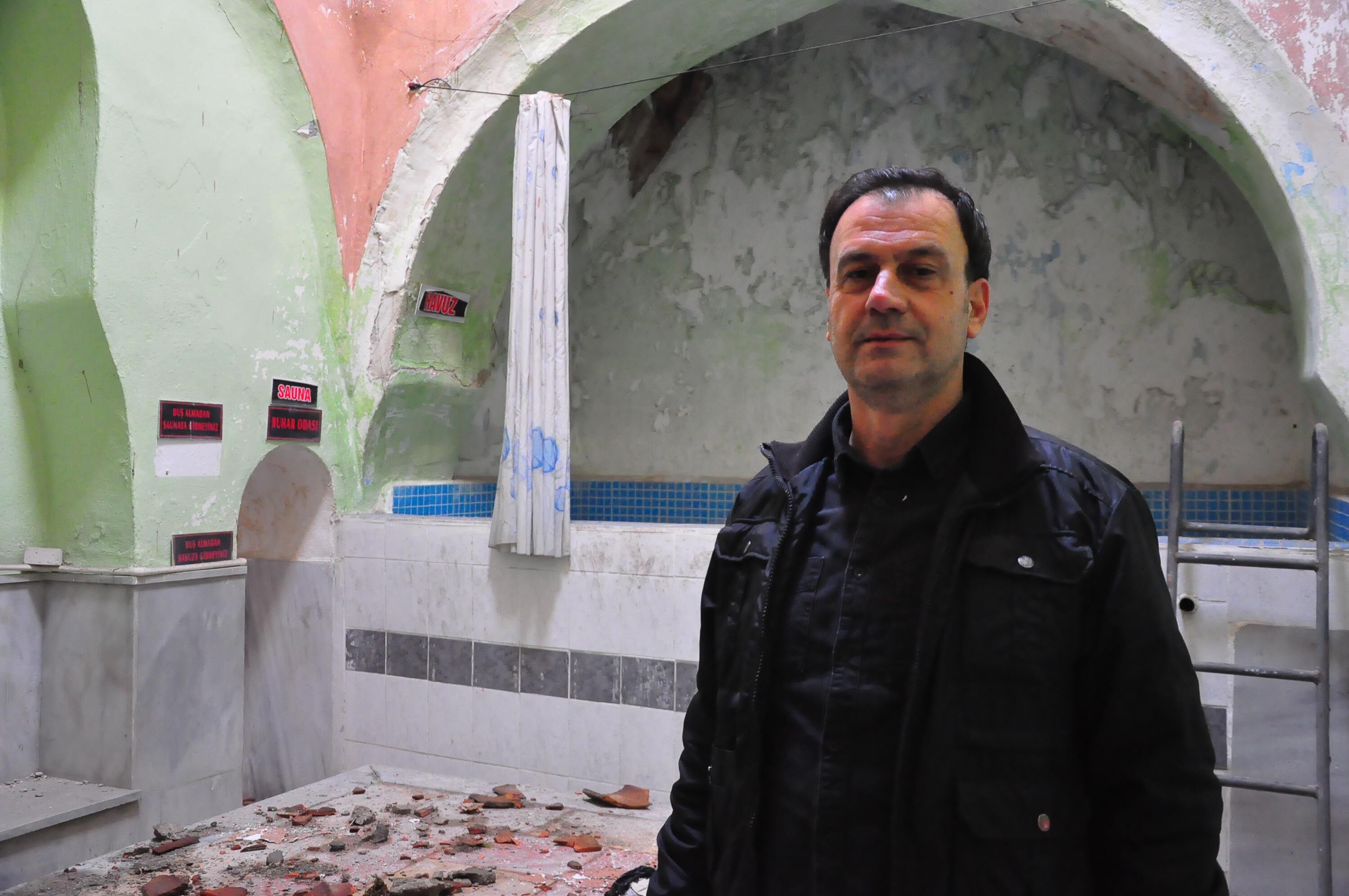 6 Asirlik Hamamin Tavani Coktu Duvarlari Yikildi 2