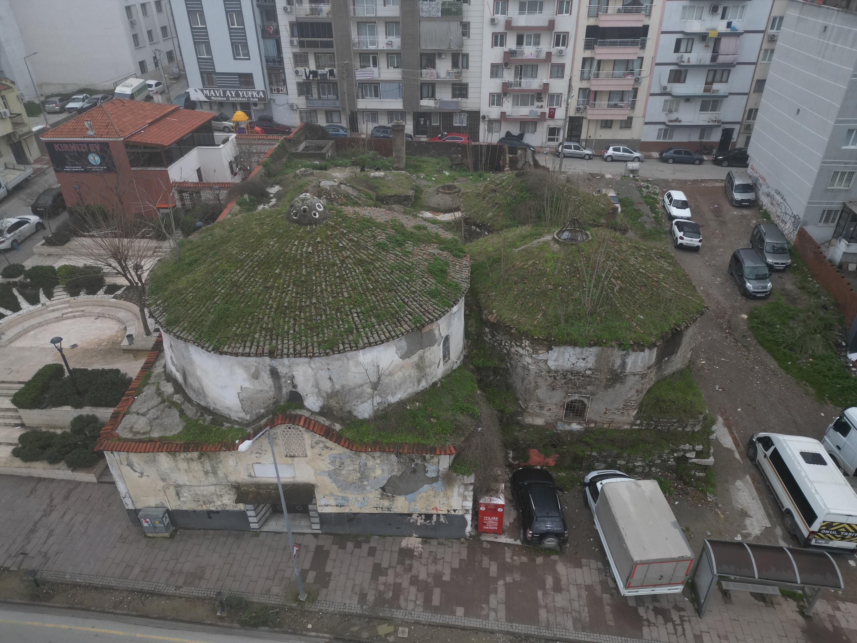 6 Asirlik Hamamin Tavani Coktu Duvarlari Yikildi 3