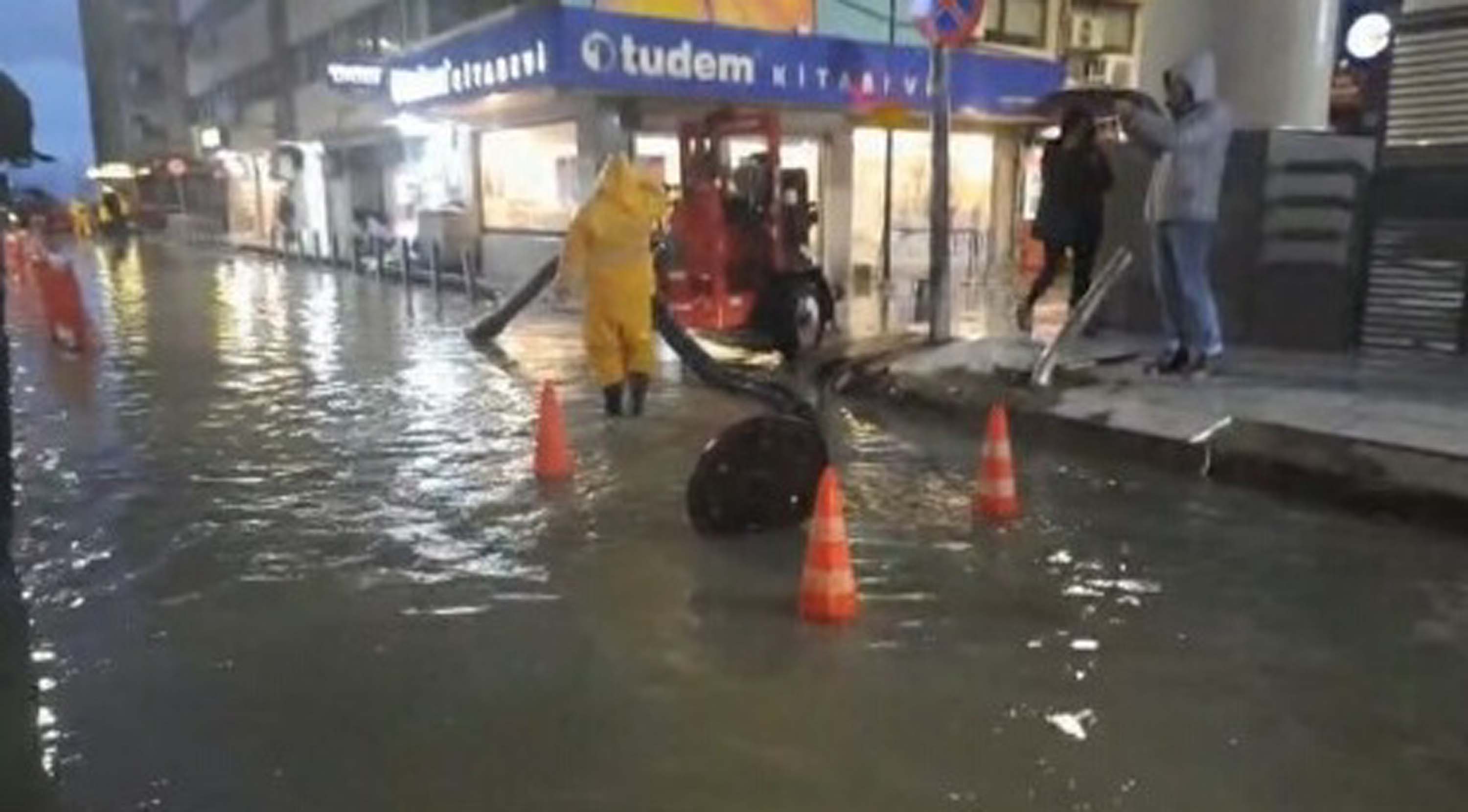 I Z M I R’ D E S A G A N A K C A D D E V E S O K A K L A R G O L E 1173215 348502