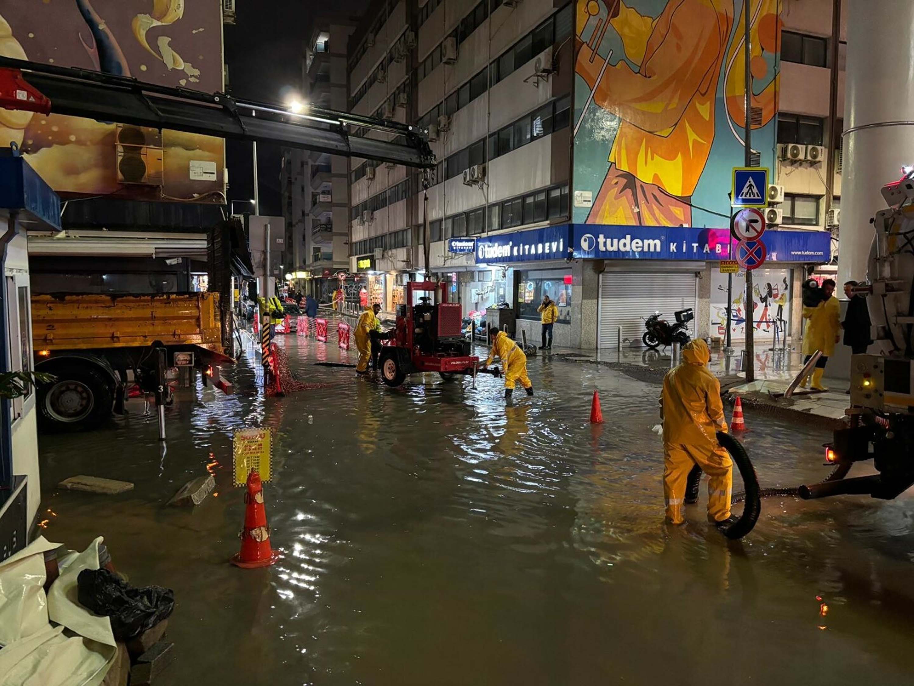 I Z M I R’ D E S A G A N A K C A D D E V E S O K A K L A R G O L E 1173267 348513