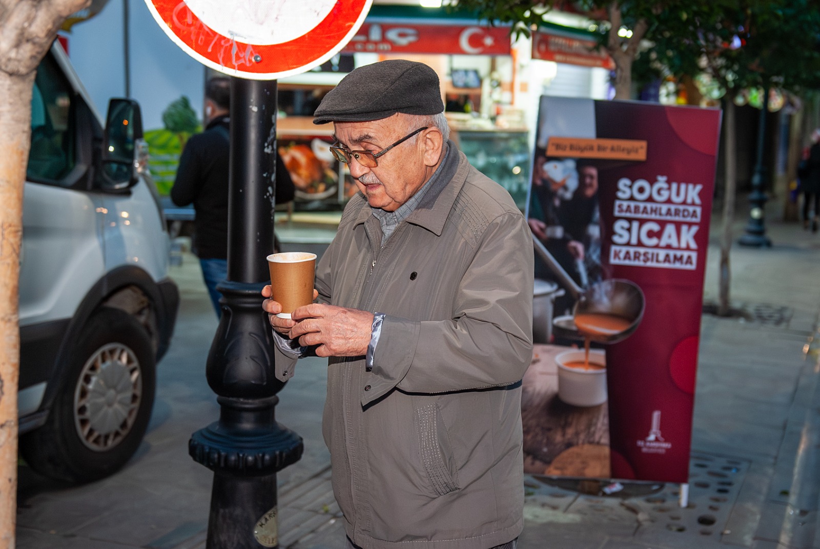 Karsiyaka Belediyesinden 30 Bin Kisiye Sicak Corba Ikrami 3