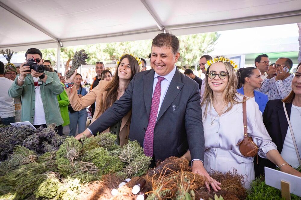 Alaçatı Ot Festivali, Çeșme Ekonomisine Yine Can Suyu Olacakoze Dönüş Konseptiyle 13 Alaçatı Ot Festivali Başladı3
