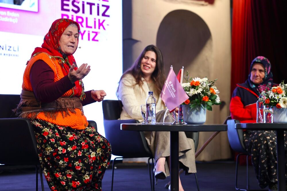 Çeşme’de 8 Mart Dünya Emekçi Kadınlar Günü “Buradayız, Eşitiz, Birlikteyiz” Temasıyla Kutlandıphoto 2026 03 07 16 56 51