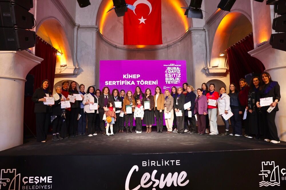 Çeşme’de 8 Mart Dünya Emekçi Kadınlar Günü “Buradayız, Eşitiz, Birlikteyiz” Temasıyla Kutlandıphoto 2026 03 08 16 49 52