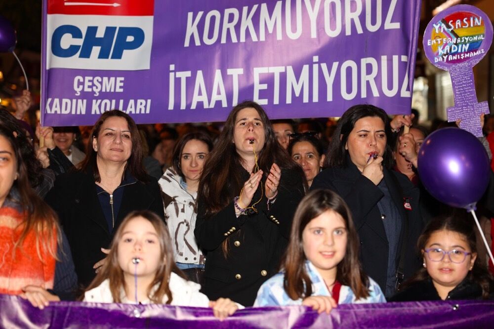 Çeşme’de 8 Mart Dünya Emekçi Kadınlar Günü “Buradayız, Eşitiz, Birlikteyiz” Temasıyla Kutlandıphoto 2026 03 08 22 25 00