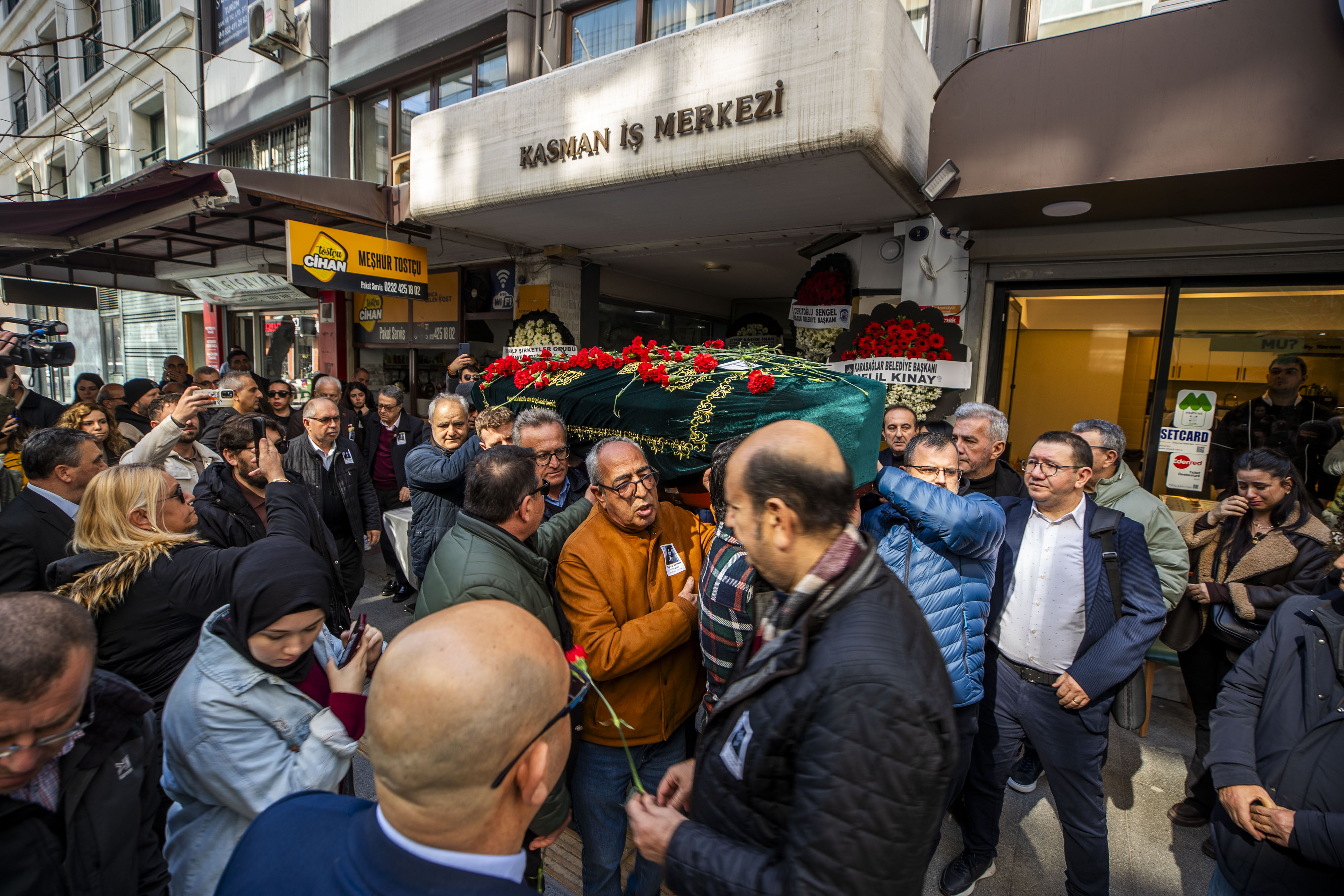 Meslektaşimiz Burcu Yanar Alkişlarla Son Yolculuğuna Uğurlandi (1)