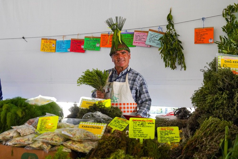 15. Uluslararası Alaçatı Ot Festivali’nde Stantlar Açıldı, Yarışmalar Ve Etkinlikler Hafta Sonu Boyunca Sürüyorimg 4020