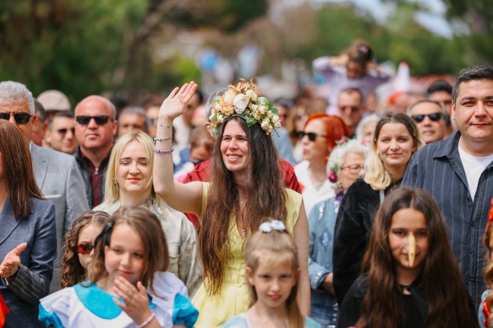 15. Uluslararası Alaçatı Ot Festivali’nin Görkemli Korteji Ve 23 Nisan Gururu Bir Arada Photo 2026 04 23 16 33 23 2