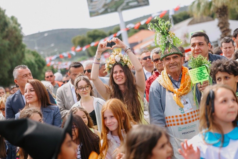 15. Uluslararası Alaçatı Ot Festivali’nin Görkemli Korteji Ve 23 Nisan Gururu Bir Arada Photo 2026 04 23 16 33 23 6