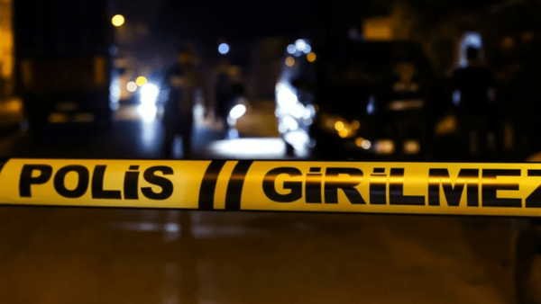 Anne ve babasını öldürdü, intihar etti!