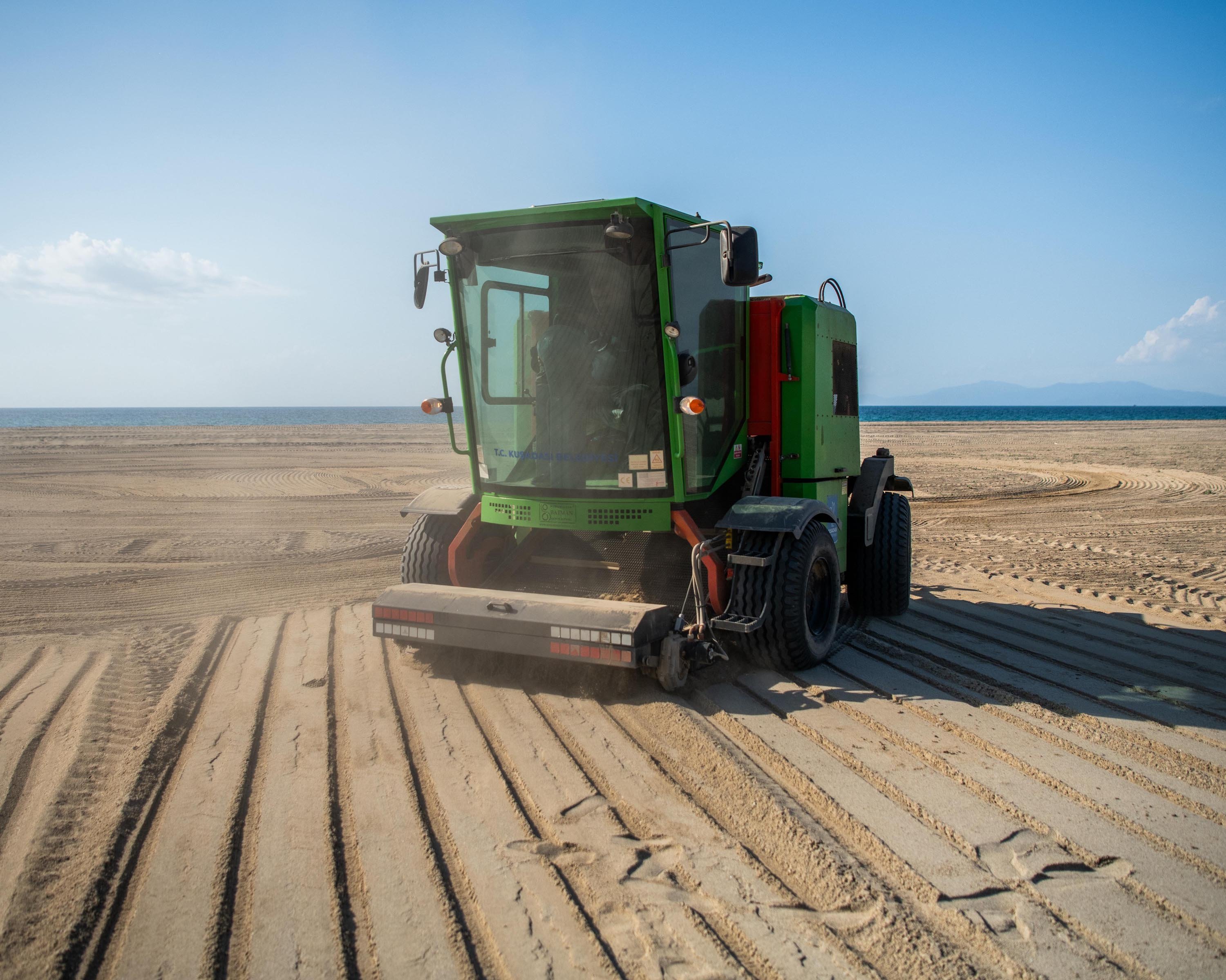 Kuşadası'nda plajlar turizm sezonuna hazırlanıyor